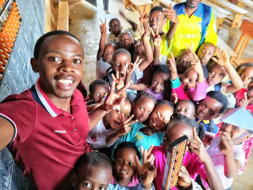 Peter with Shenmo Rwanda students